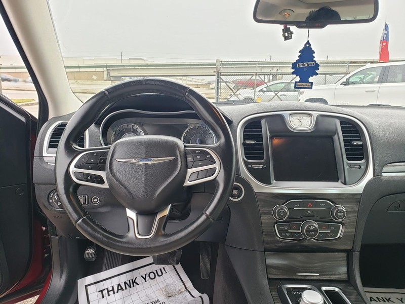 Chrysler 300 Vehicle Full-screen Gallery Image 06