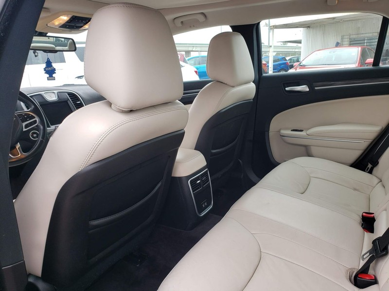 Chrysler 300 Vehicle Full-screen Gallery Image 07