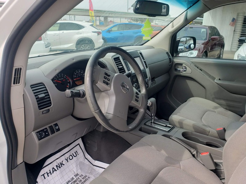 Nissan Frontier Vehicle Full-screen Gallery Image 05