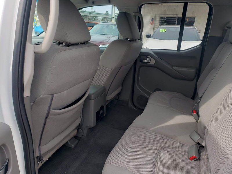 Nissan Frontier Vehicle Full-screen Gallery Image 07