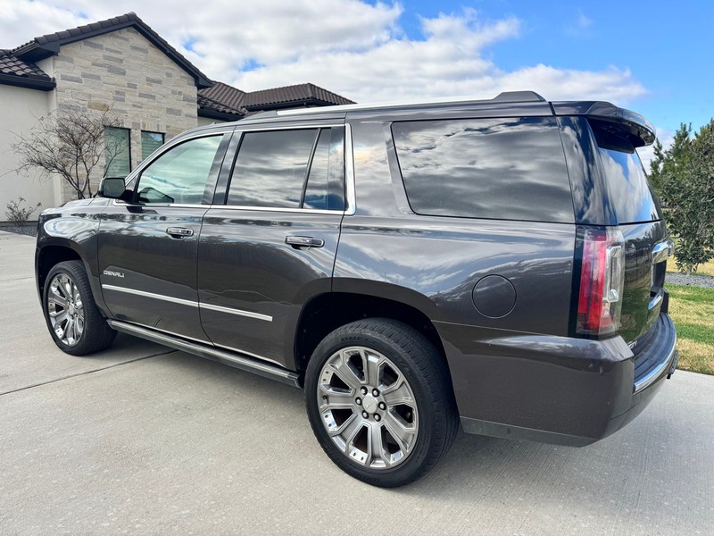 GMC Yukon Vehicle Full-screen Gallery Image 03