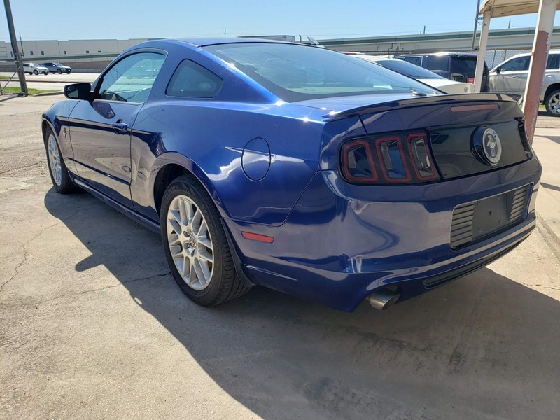 Ford Mustang Vehicle Full-screen Gallery Image 03