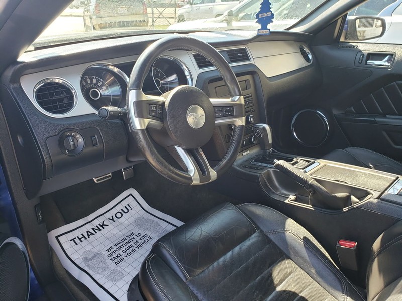 Ford Mustang Vehicle Full-screen Gallery Image 05