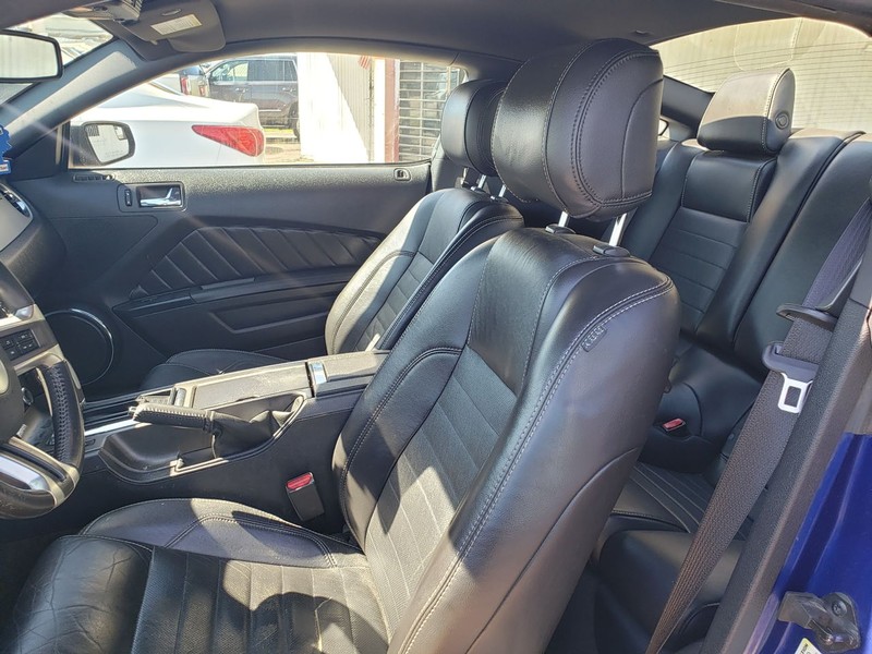 Ford Mustang Vehicle Full-screen Gallery Image 06