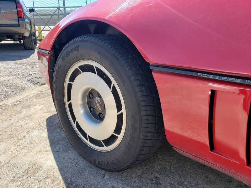 Chevrolet Corvette Vehicle Full-screen Gallery Image 05