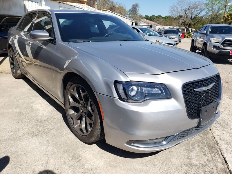 Chrysler 300 Vehicle Full-screen Gallery Image 02