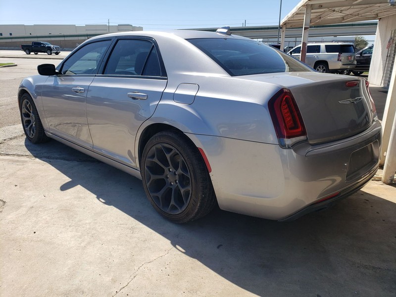 Chrysler 300 Vehicle Full-screen Gallery Image 03