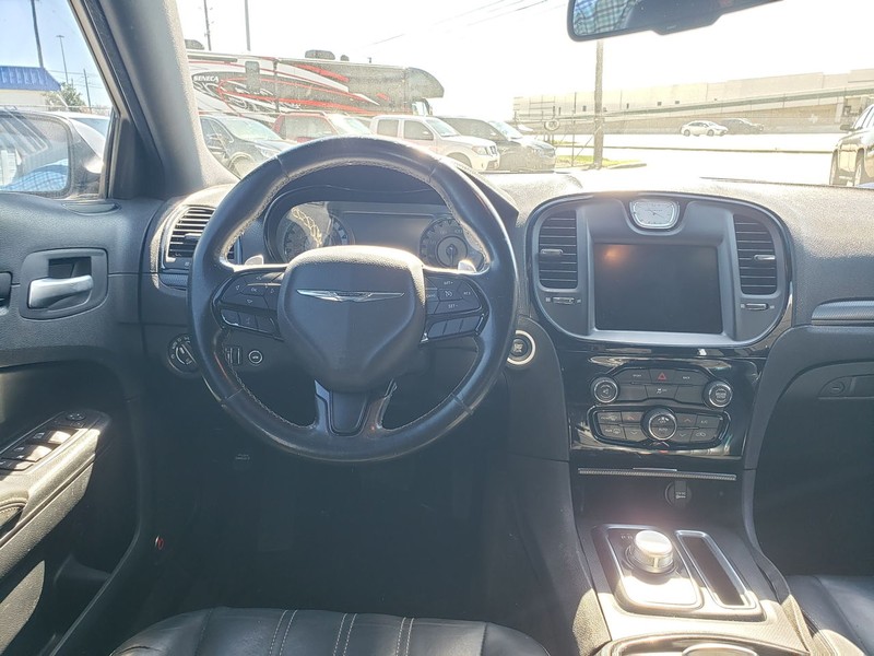 Chrysler 300 Vehicle Full-screen Gallery Image 04