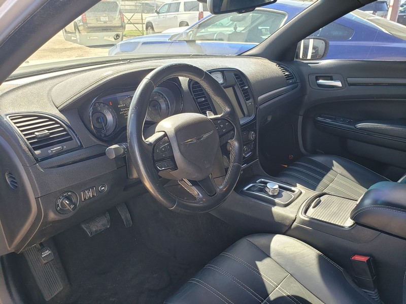 Chrysler 300 Vehicle Full-screen Gallery Image 05