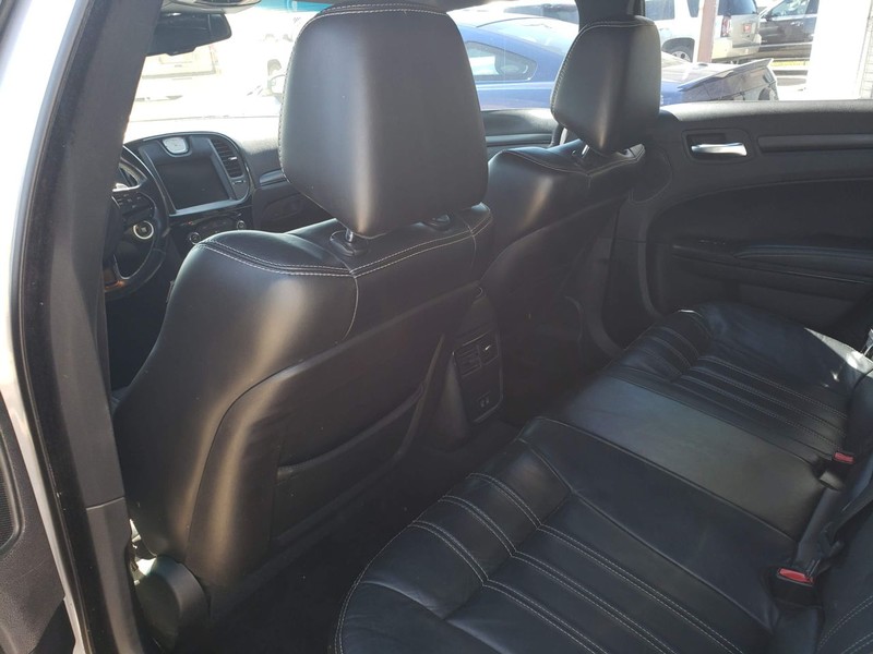 Chrysler 300 Vehicle Full-screen Gallery Image 06