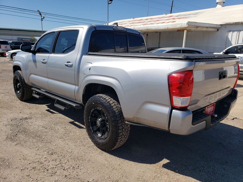 Toyota Tacoma Vehicle Full-screen Gallery Image 03