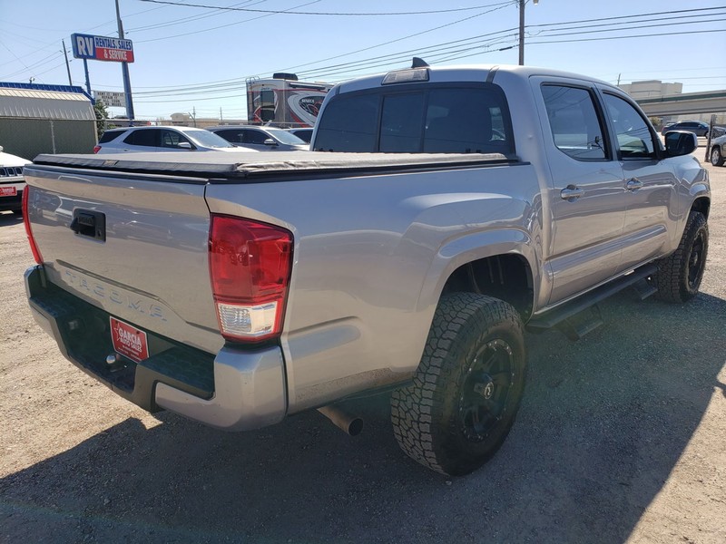 Toyota Tacoma Vehicle Full-screen Gallery Image 04