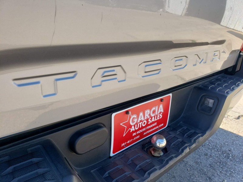 Toyota Tacoma Vehicle Full-screen Gallery Image 05