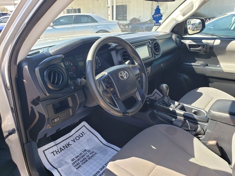 Toyota Tacoma Vehicle Full-screen Gallery Image 07