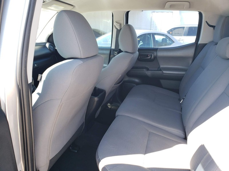 Toyota Tacoma Vehicle Full-screen Gallery Image 08