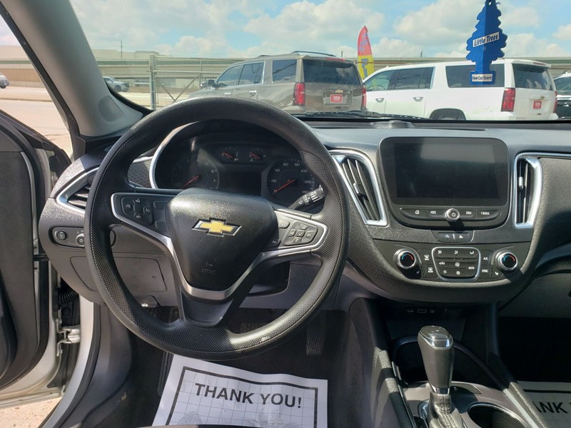 Chevrolet Malibu Vehicle Full-screen Gallery Image 05