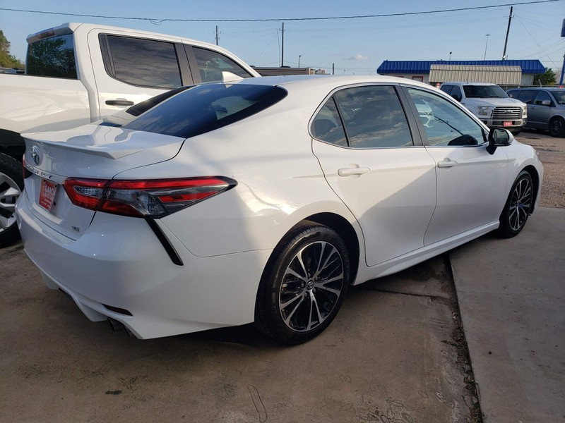 Toyota Camry Vehicle Full-screen Gallery Image 02