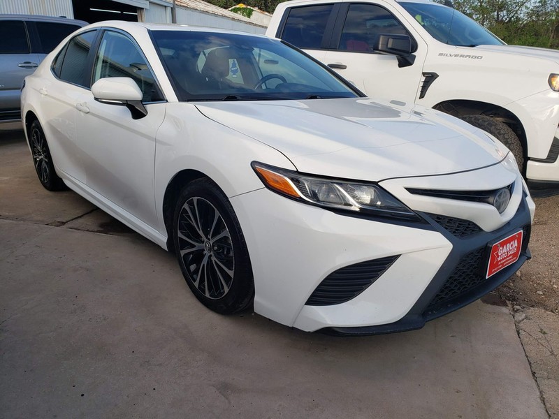 Toyota Camry Vehicle Full-screen Gallery Image 03