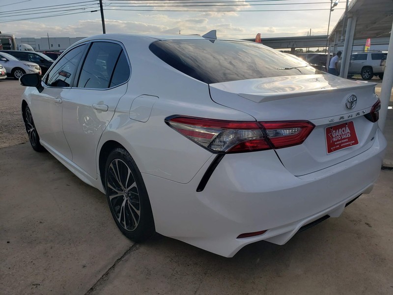 Toyota Camry Vehicle Full-screen Gallery Image 04