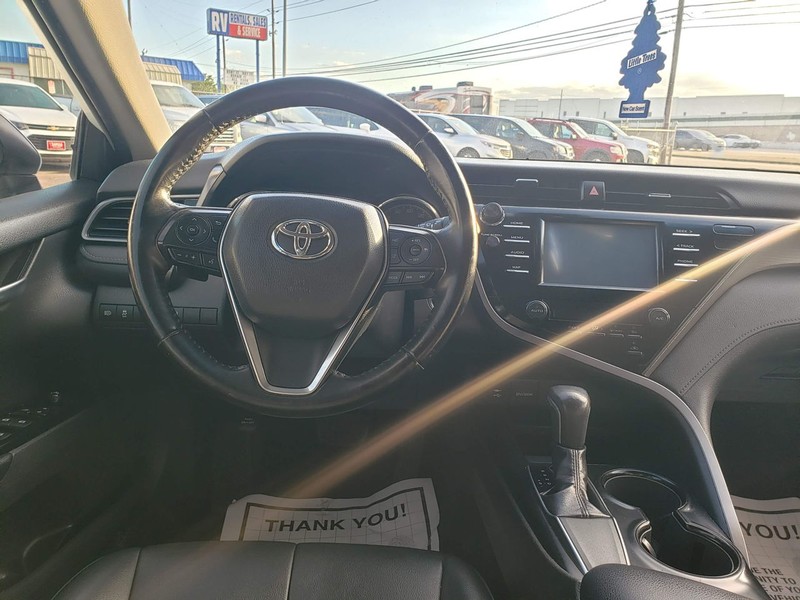 Toyota Camry Vehicle Full-screen Gallery Image 05