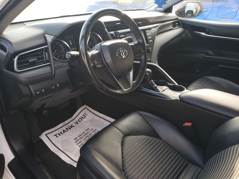 Toyota Camry Vehicle Full-screen Gallery Image 06