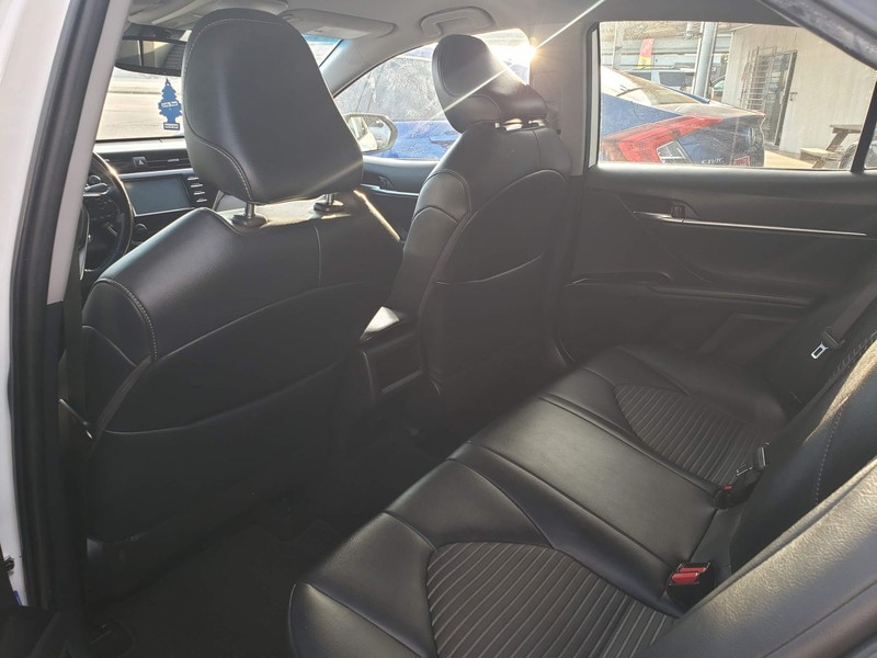 Toyota Camry Vehicle Full-screen Gallery Image 07