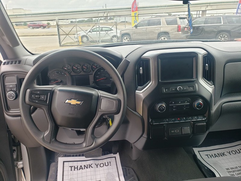 Chevrolet Silverado Vehicle Full-screen Gallery Image 05