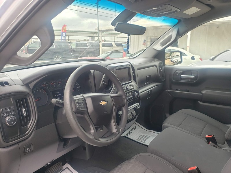 Chevrolet Silverado Vehicle Full-screen Gallery Image 06