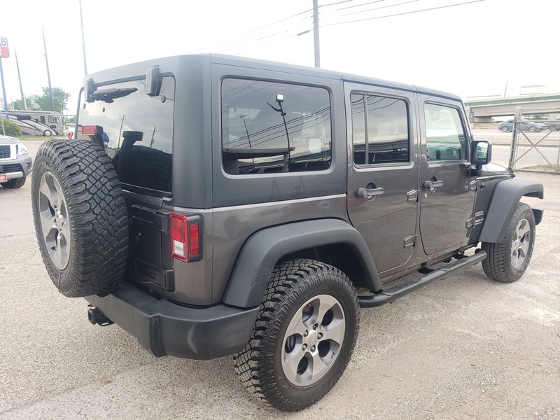 Jeep Wrangler Vehicle Full-screen Gallery Image 02