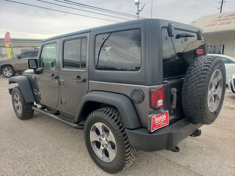 Jeep Wrangler Vehicle Full-screen Gallery Image 04