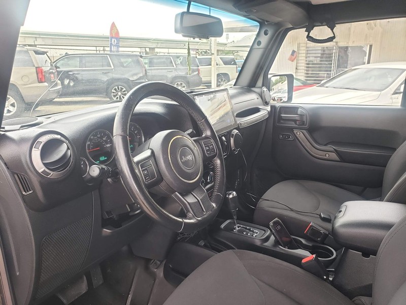 Jeep Wrangler Vehicle Full-screen Gallery Image 05