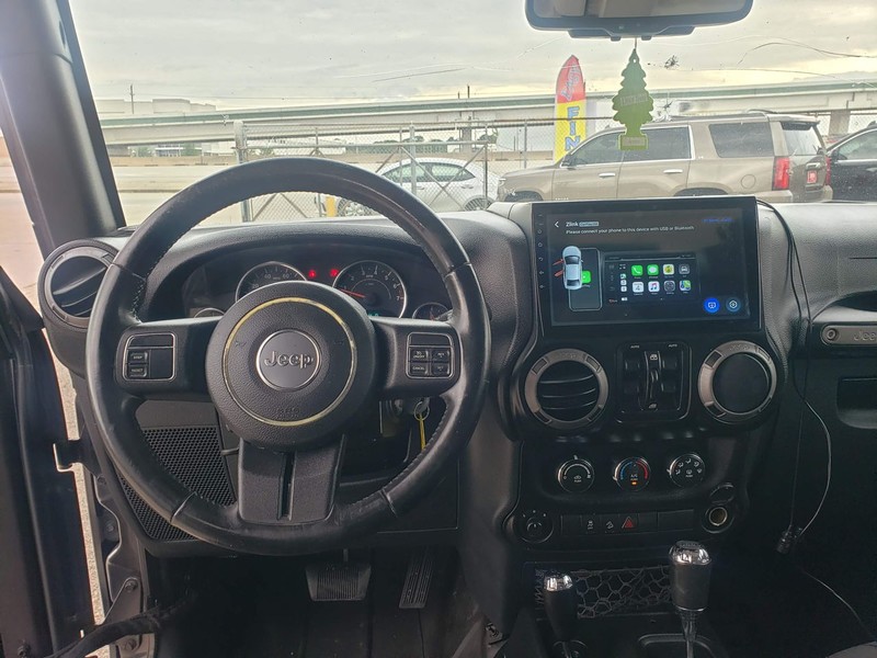 Jeep Wrangler Vehicle Full-screen Gallery Image 06