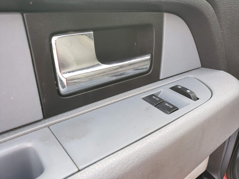 Ford F-150 Vehicle Full-screen Gallery Image 06