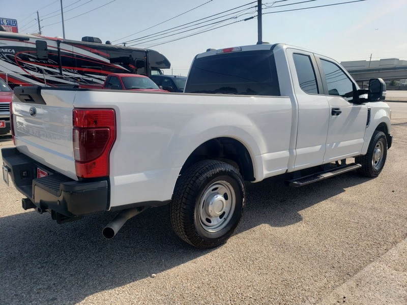 Ford Super Duty F-250 SRW Vehicle Full-screen Gallery Image 03