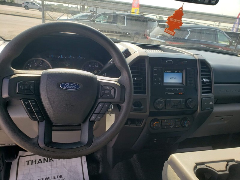 Ford Super Duty F-250 SRW Vehicle Full-screen Gallery Image 05