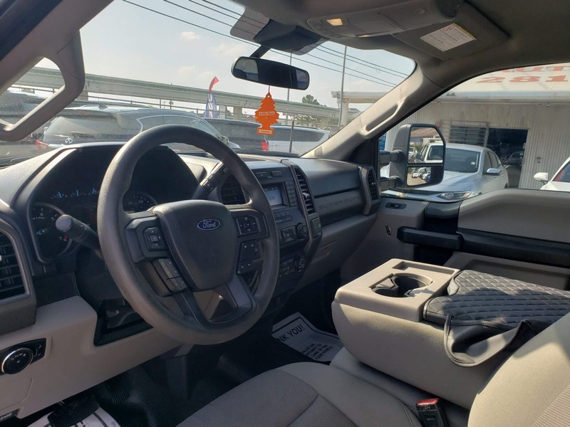 Ford Super Duty F-250 SRW Vehicle Full-screen Gallery Image 06