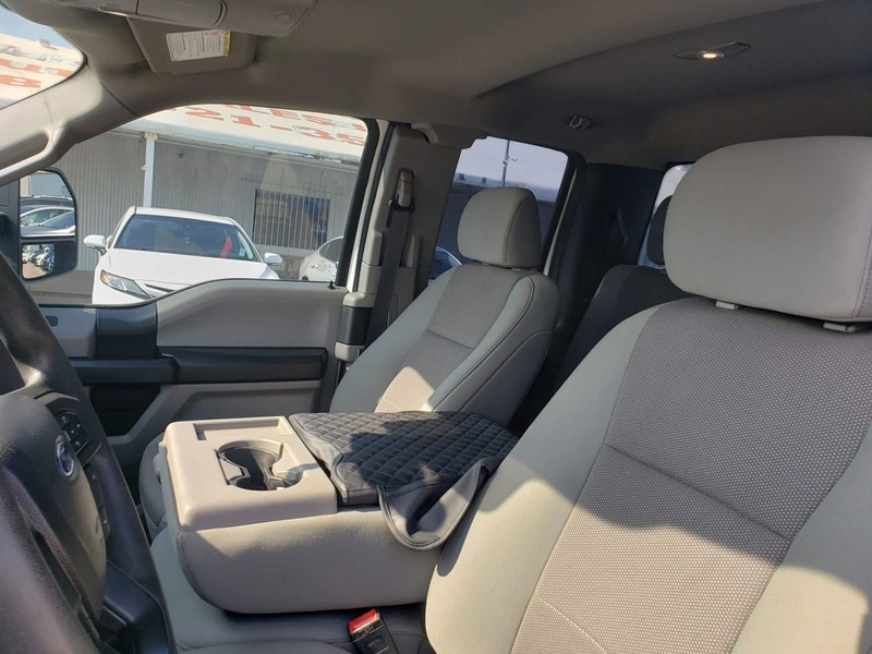 Ford Super Duty F-250 SRW Vehicle Full-screen Gallery Image 07