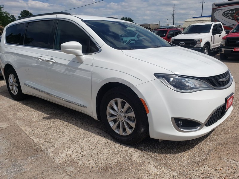 Chrysler Pacifica Vehicle Full-screen Gallery Image 02