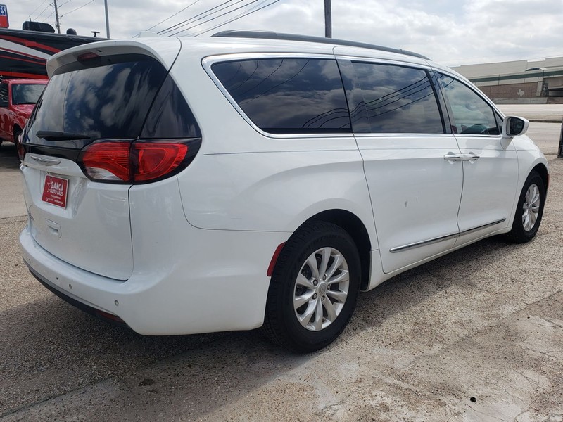 Chrysler Pacifica Vehicle Full-screen Gallery Image 03
