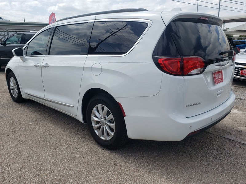 Chrysler Pacifica Vehicle Full-screen Gallery Image 04
