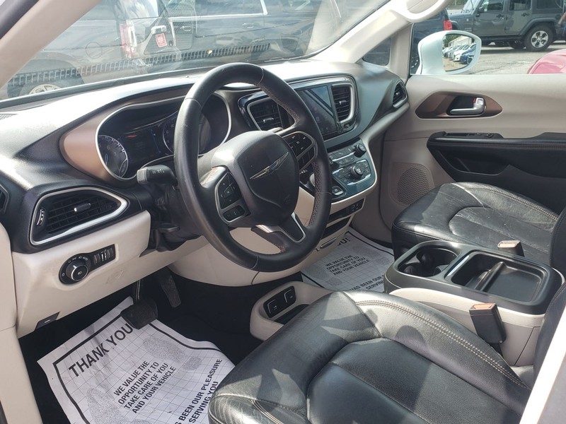 Chrysler Pacifica Vehicle Full-screen Gallery Image 05