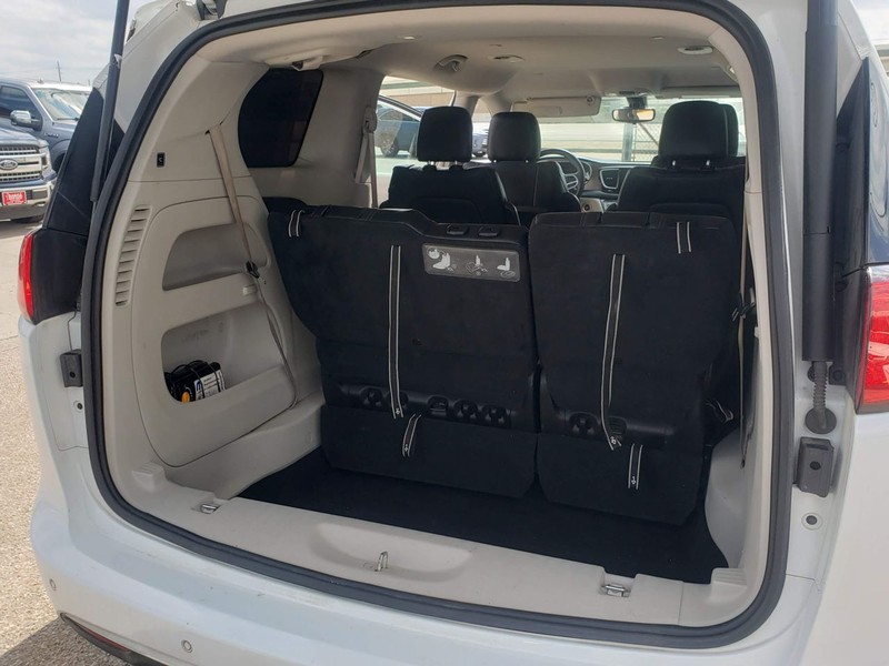 Chrysler Pacifica Vehicle Full-screen Gallery Image 06