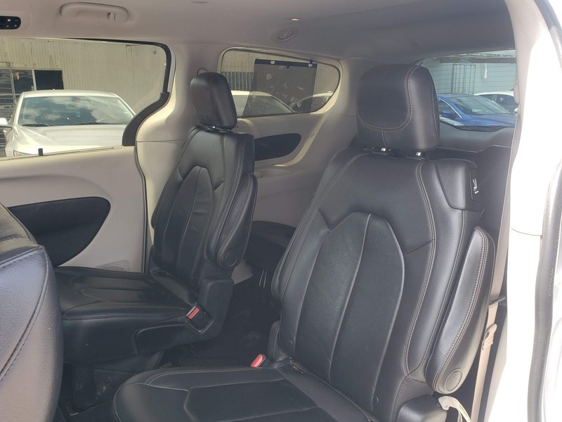 Chrysler Pacifica Vehicle Full-screen Gallery Image 07