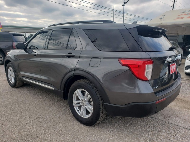 Ford Explorer Vehicle Full-screen Gallery Image 03