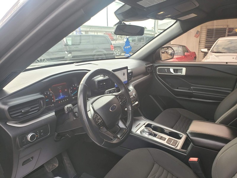 Ford Explorer Vehicle Full-screen Gallery Image 05