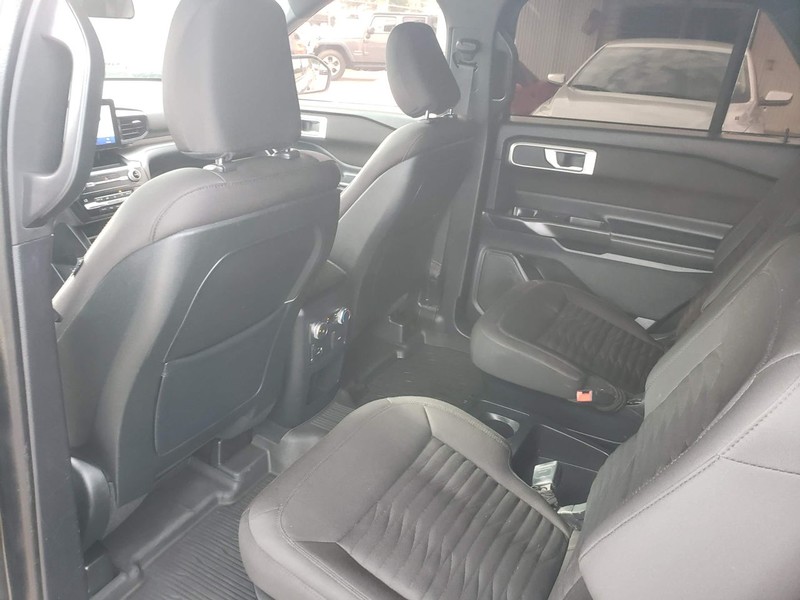 Ford Explorer Vehicle Full-screen Gallery Image 07