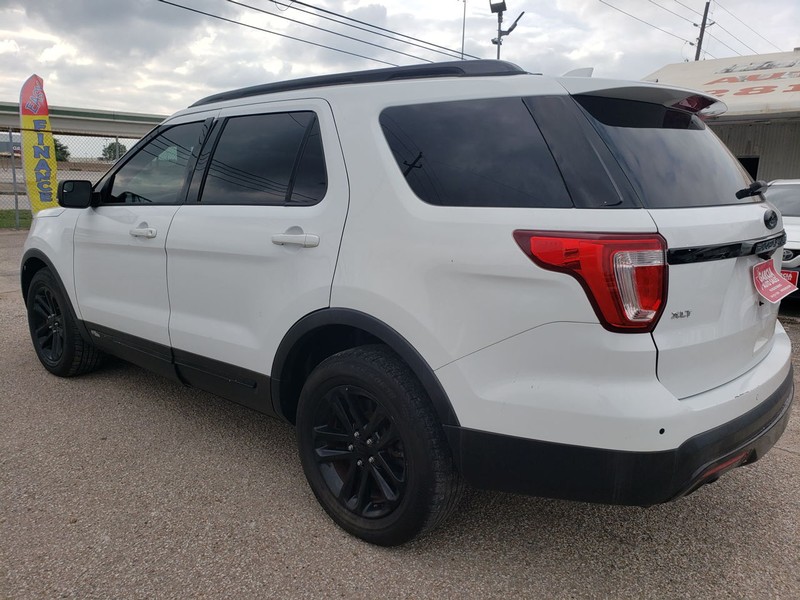 Ford Explorer Vehicle Full-screen Gallery Image 02