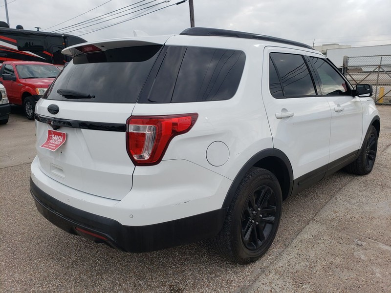 Ford Explorer Vehicle Full-screen Gallery Image 03