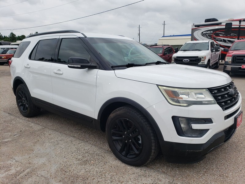 Ford Explorer Vehicle Full-screen Gallery Image 04