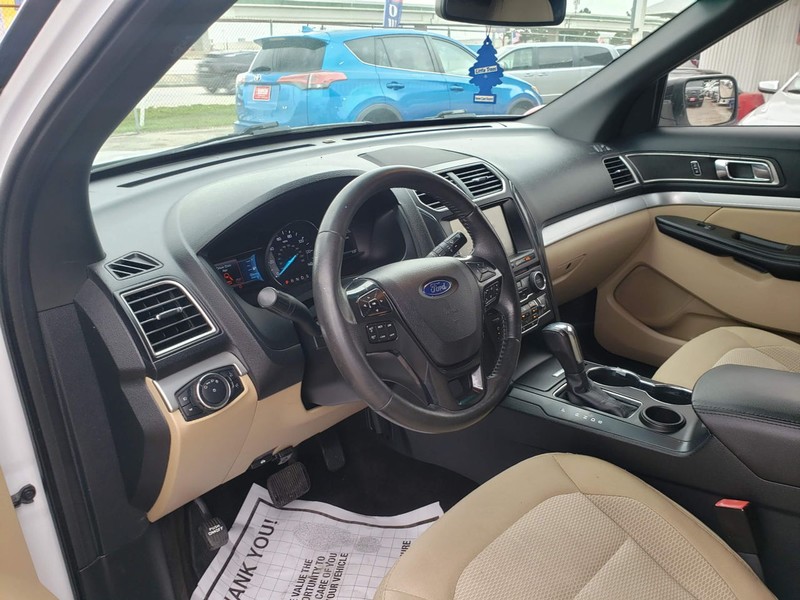 Ford Explorer Vehicle Full-screen Gallery Image 05